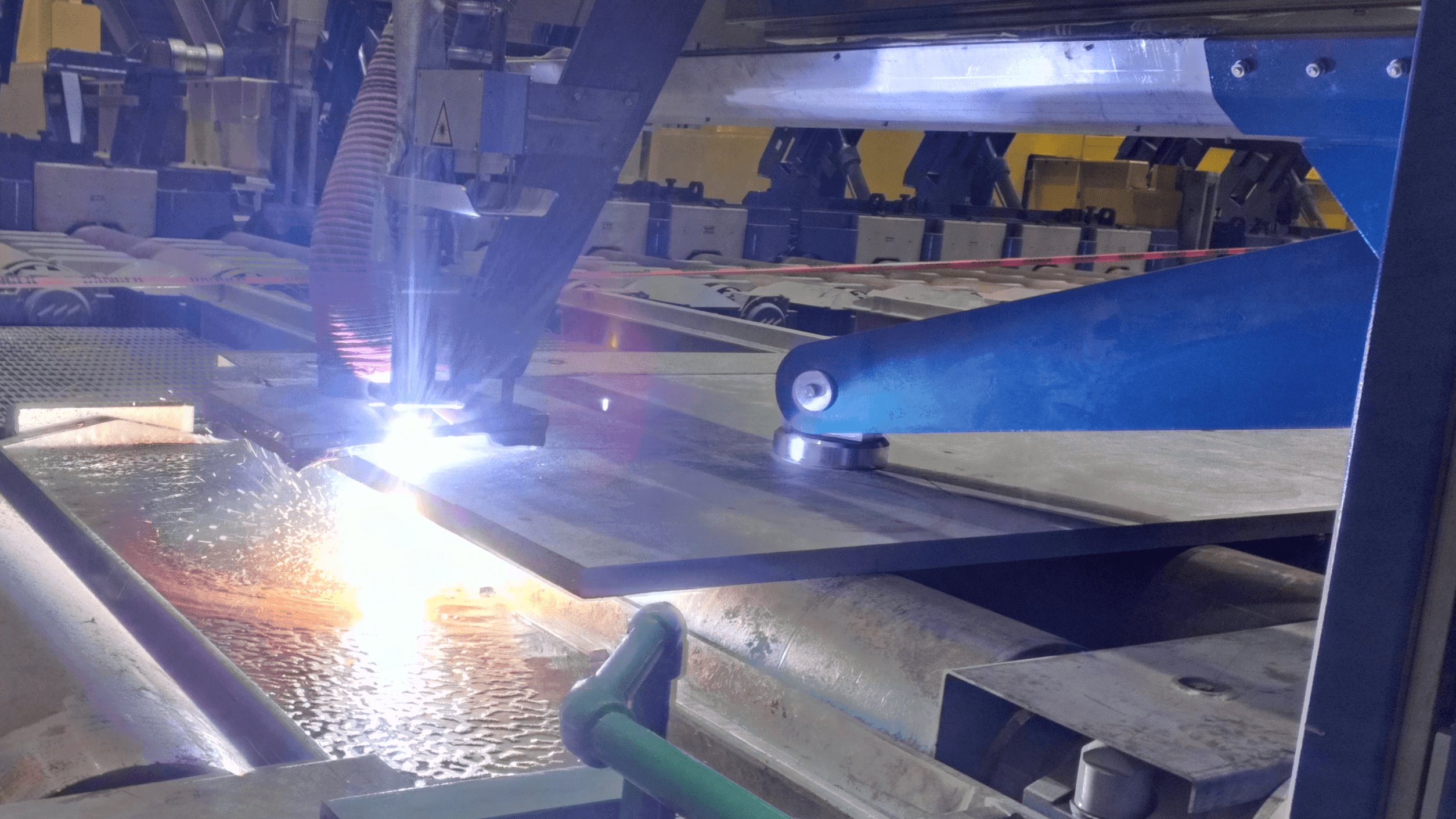 HAANE – Mechanized Plasma cut of an extremely hot SteeL Slab HAANE - Mechanized Plasma cut of an extremely hot SteeL Slab